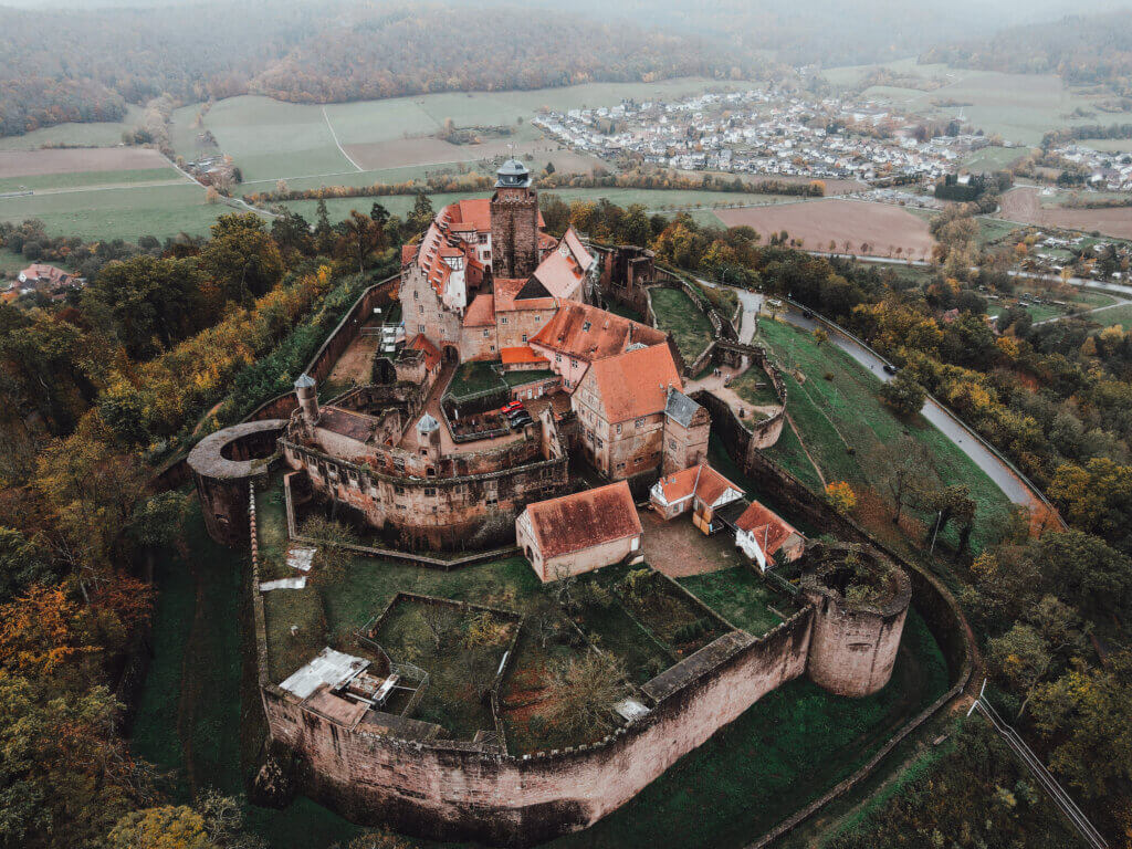 Als Familienaktivität empfehlen wir dir die Burg Breuberg. Hier gibt es viel historisches zu entdecken. Die Burg gilt als eines der bekanntesten Ausflugsziele im Odenwald.