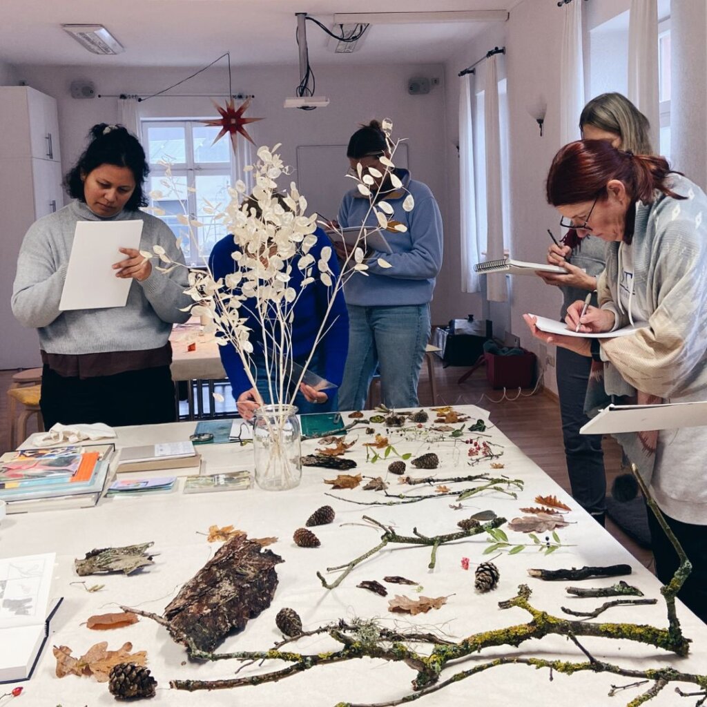 Skizzen ausarbeiten im Studio Schmal bei einem der Malerei- und Zeichenworkshops